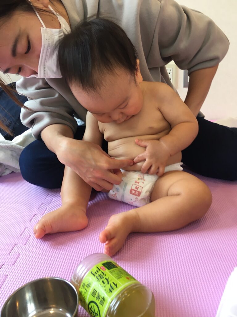12月のベビーマッサージの様子① | 八尾産婦人科医院 - 逗子市