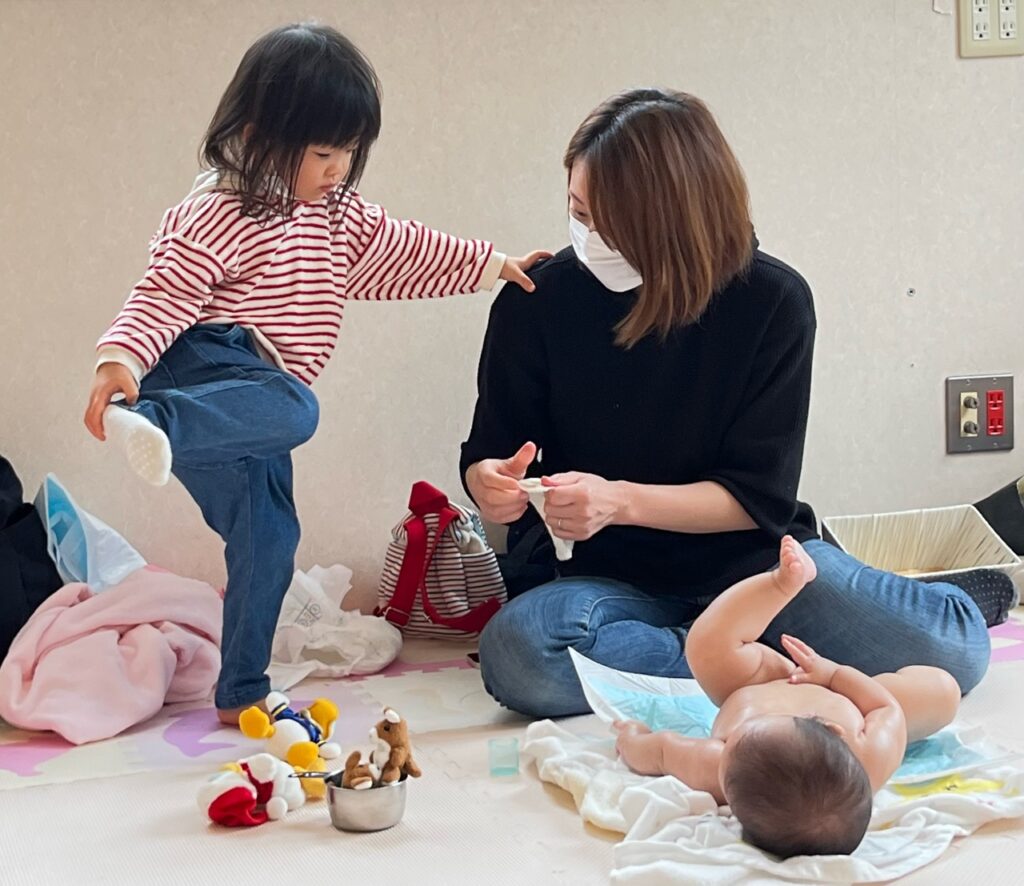 10月のベビーマッサージの様子② | 八尾産婦人科医院 - 逗子市